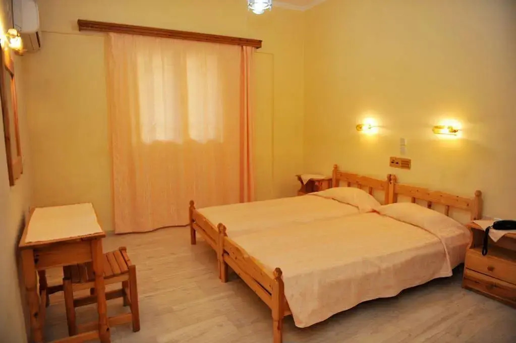 Logans Beach Hotel