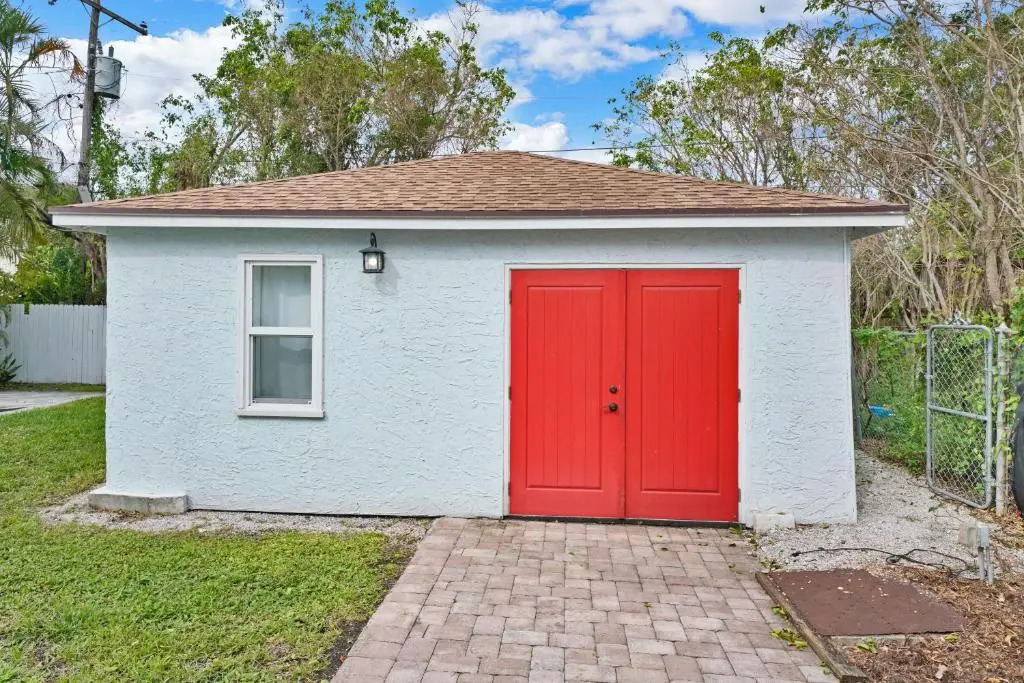 Charming Historic Home and Cottage minutes from the Intracoastal and the Beach