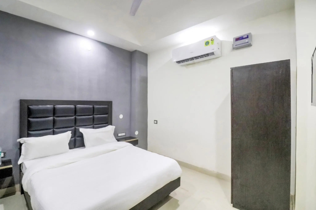 Collection O Mahavir Enclave Near Dashrath Puri Metro Station