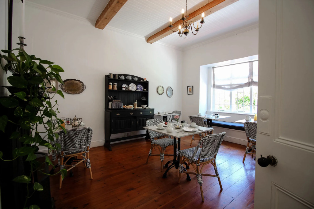 Whispering Oaks Guest House