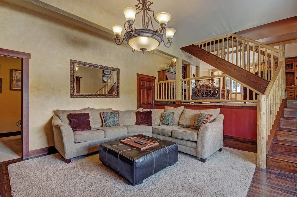 High Point Chateau 4 Bedroom Home by RedAwning