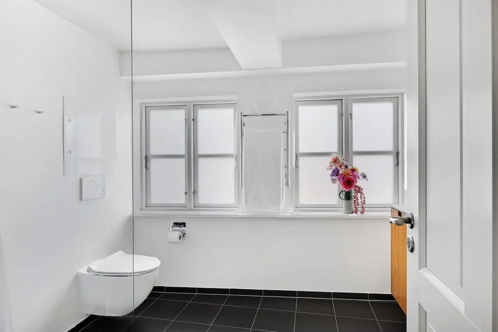 Regent 7 - Large 3 Bdr Apt With Balcony in City Centre