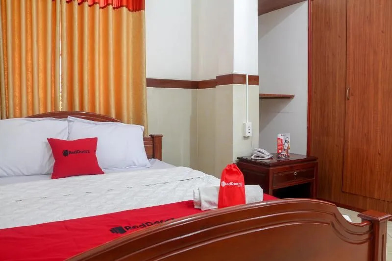 Reddoorz Plus Near Binh Tay Market