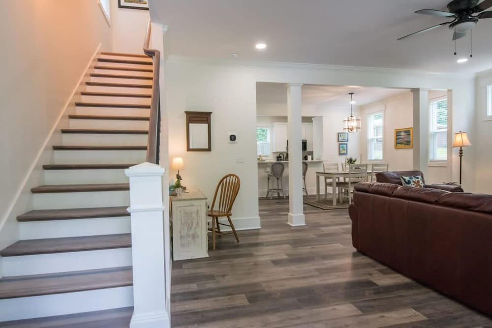 Charming 3BR w Balconies Walk to Flat Rock Playhouse