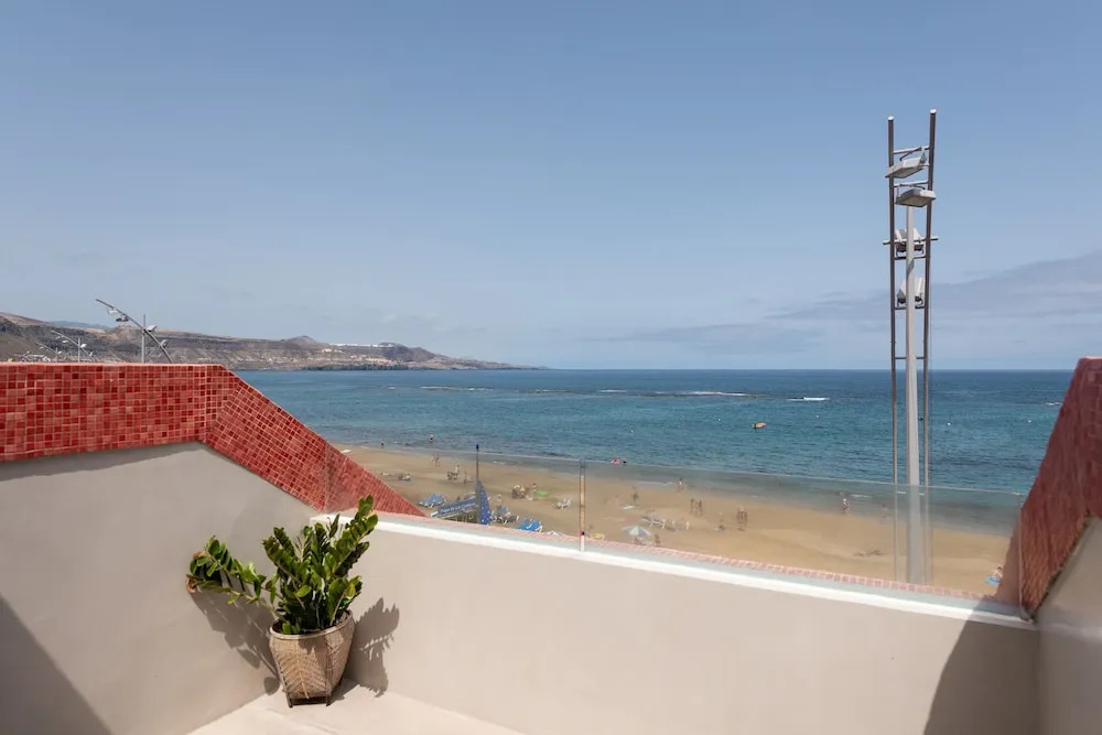 Front line, great sunsets, with sea views