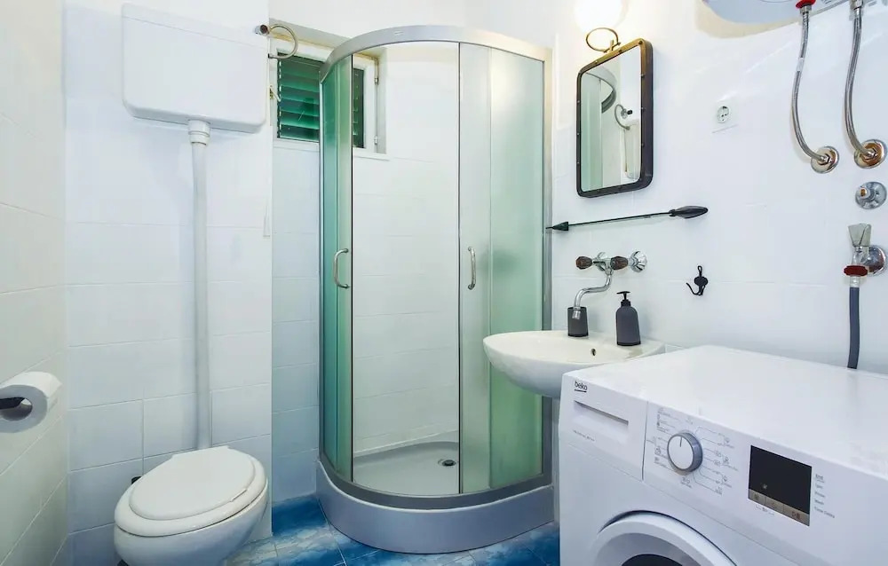 Awesome Apartment in Postira With 5 Bedrooms and Wifi