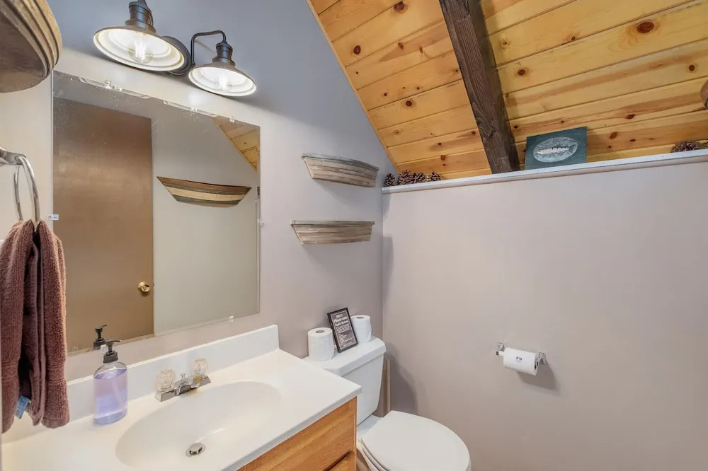 Otter Chalet On Fish Lake 4 Bedroom Home by NW Comfy Cabins by RedAwning