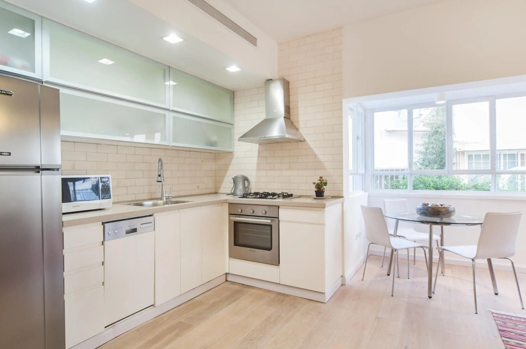 Bright 2 bedroom apartment in the heart of tel aviv by Sea N' Rent