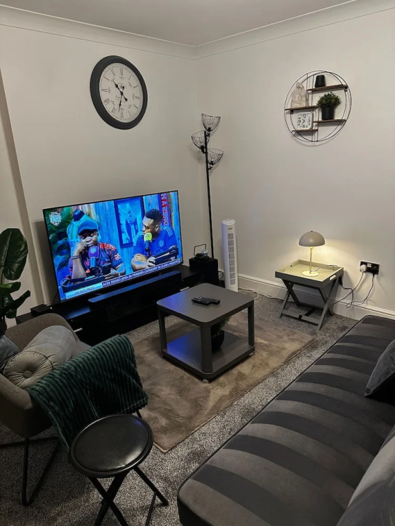 Charming Birmingham Apartment With Mini Balcony and Wifi With a Free Parking