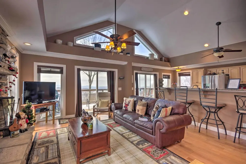Beech Mountain Retreat w/ Open Deck: 2 Mi to Ski!