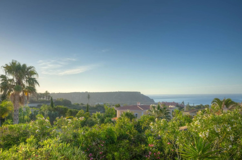 Villa Montanha, 4 Bedroom Villa, with swimming pool, loungers and alfresco dining, 10 min walk to the beautiful Praia da Luz Beach, Shops, Bars and Restaurants