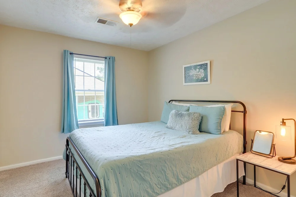 Charming Columbus Home w/ Yard - 10 Mi to Dtwn!
