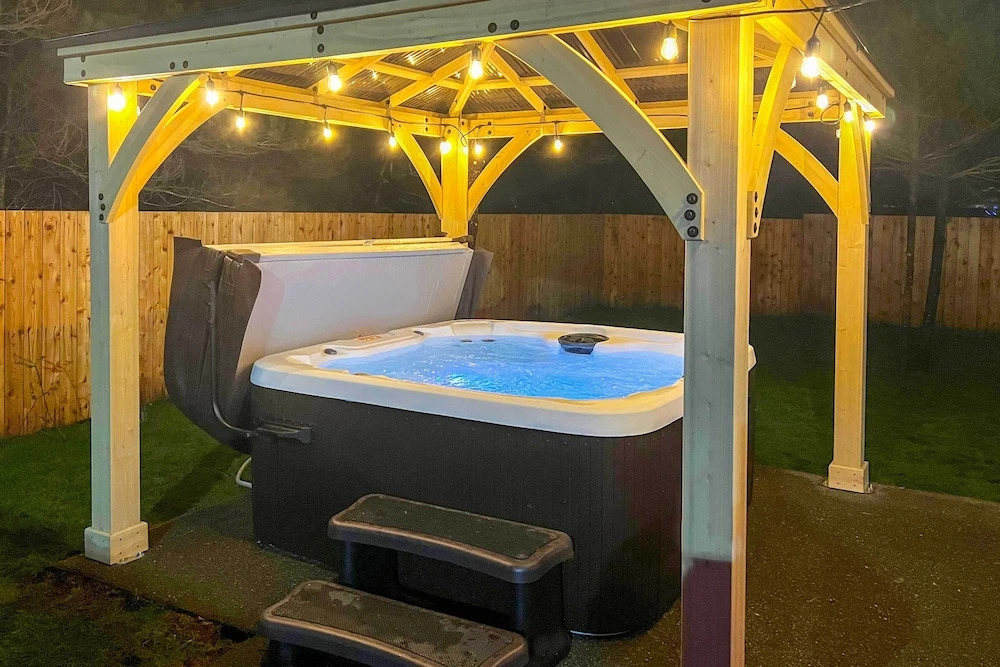 Beach Break Home w/ Hot Tub - Walk to Beach