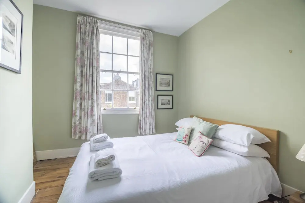 Bright Family Home in Angel with Patio