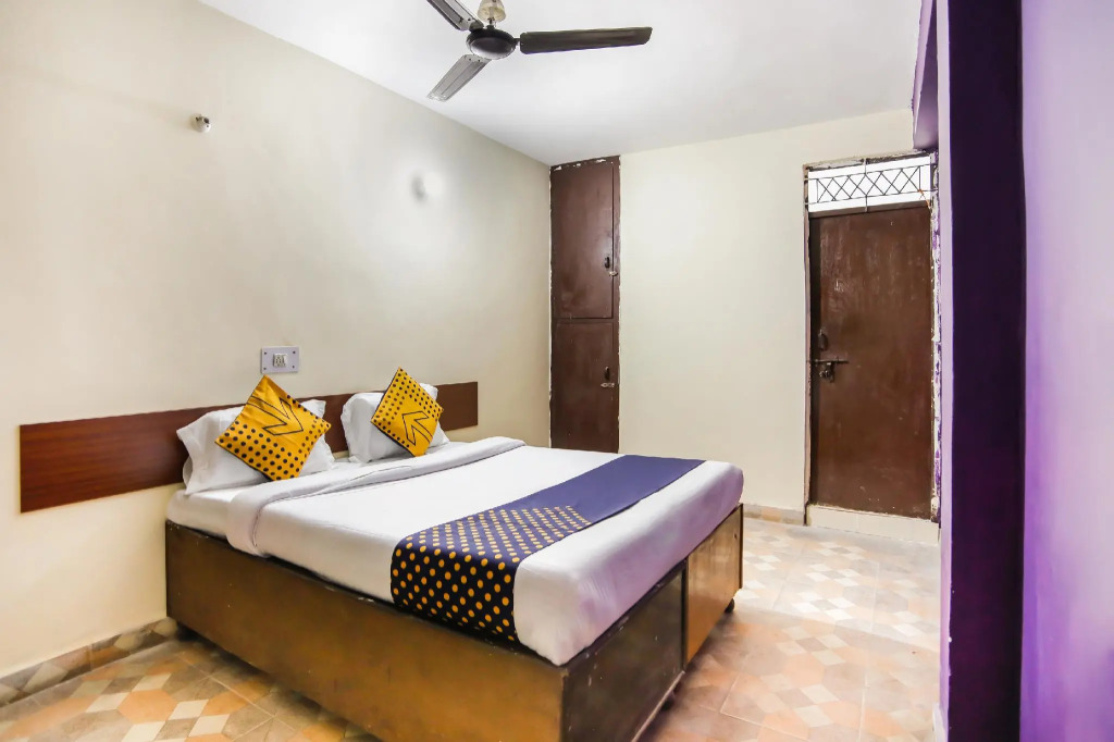 SPOT ON Hotel Harrys 1 Near Select Citywalk Mall