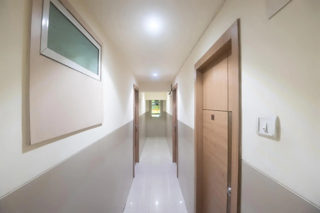 Capital O 67431 Hotel Everest Lodging
