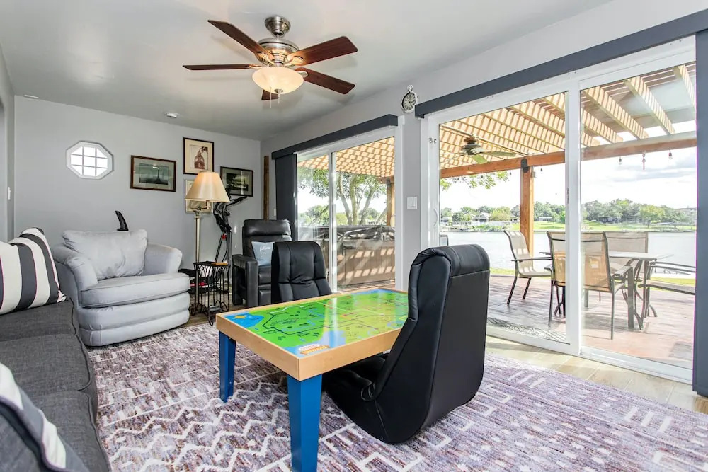 Waterfront 5 BR w/ Hot Tub Sleeps 13!