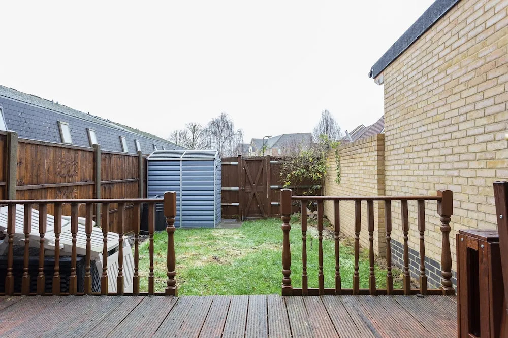 3 Bedroom House near Colliers Wood Sleeps 6