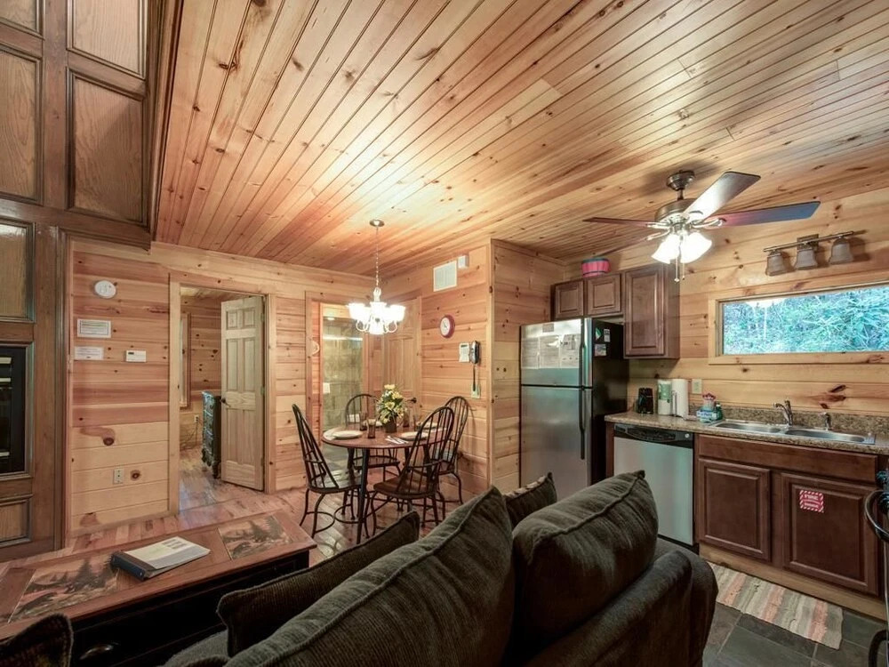 Simple Pleasures 1 Bedroom Home with Hot Tub