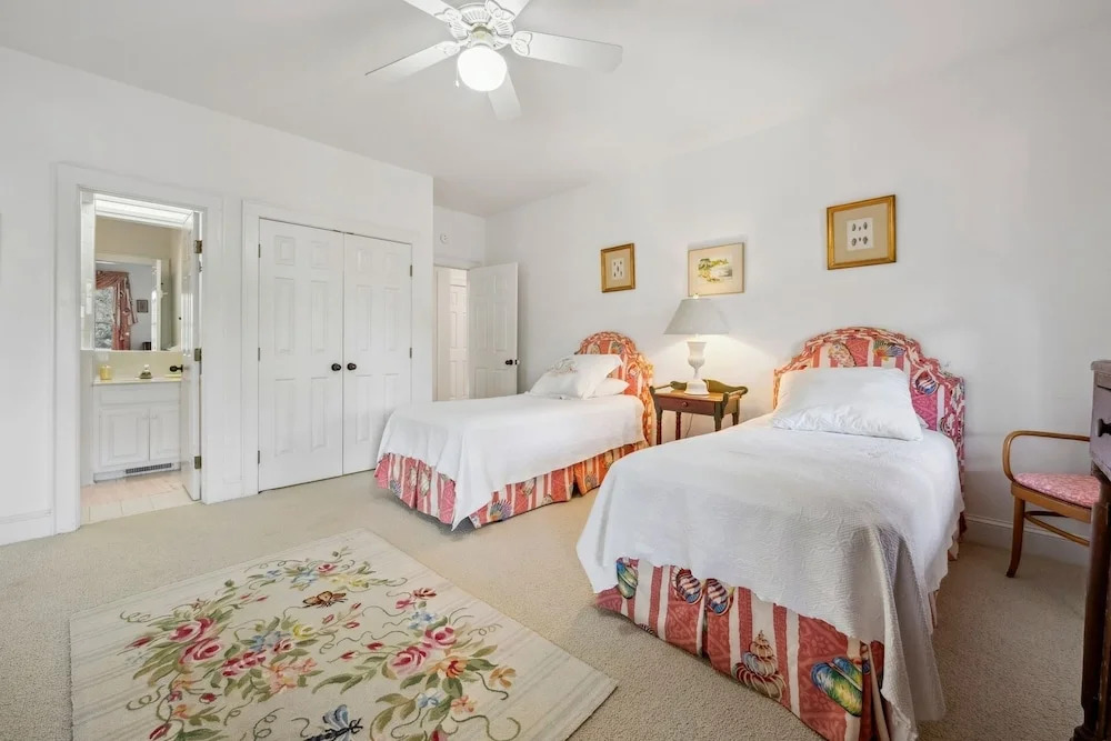 This Vibrant Family Home Features 8 Bedrooms, And 8 Bathrooms, Ocean And Creek Views Home by Peace Vacations