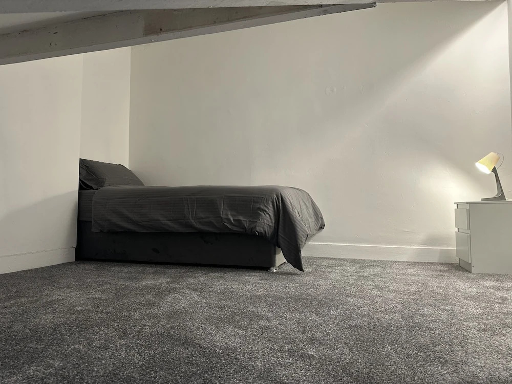 5-bed Apartment in Altrincham Near Airport