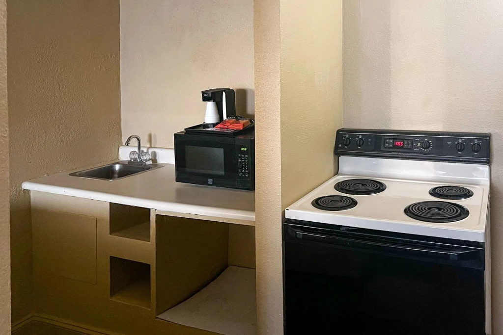 Days Inn & Suites by Wyndham Norton Shores Muskegon