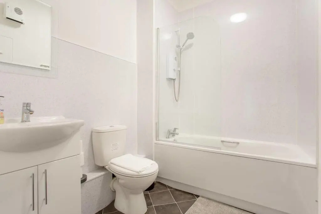 Modern & Bright 1 Bed for 4 Close To City Centre! (Adults Only)