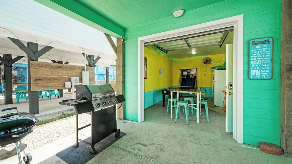 Mins to Beach + Private Pool Golf Cart Zone Game Room Sleeps 12