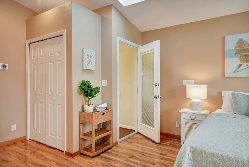 Sunshine Hideaway - Large Studio - Pet Friendly
