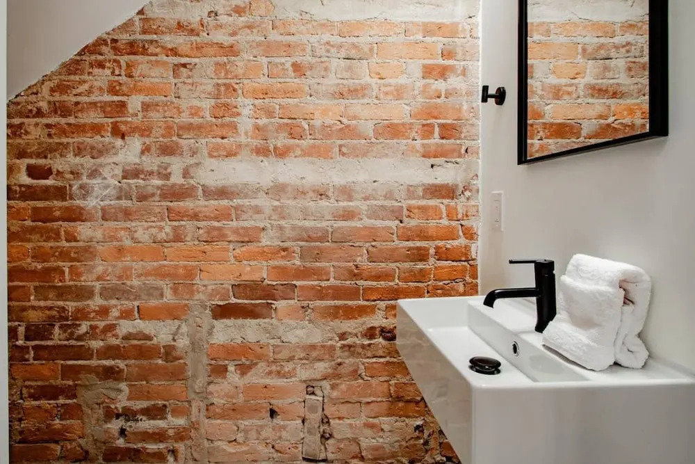 Vibrant 2 br Luxe Flat Adjacent Eastern Market Walk to Metro Barracks Row Capitol Hill