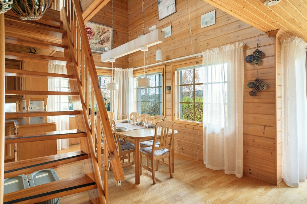 Cozy 3BR Riverside House with Sauna