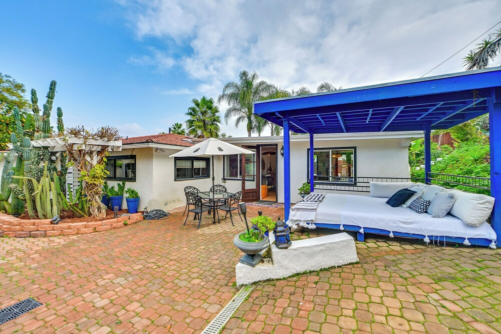 Gather & Unwind Outdoors, Stylish Vista Retreat!