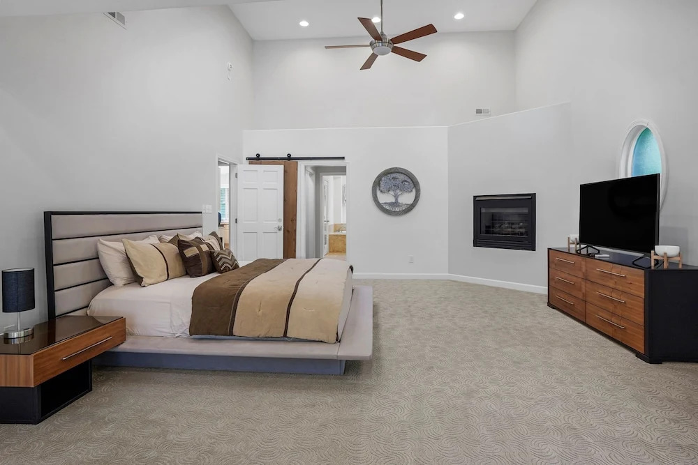 Luxurious Private Lakefront Paradise 5 Bedroom Home by RedAwning