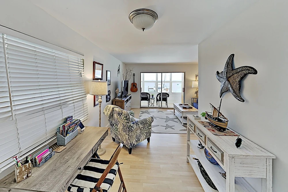 The Pelican & Dolphin: Bayfront W/ Dock 3 Bedroom Home