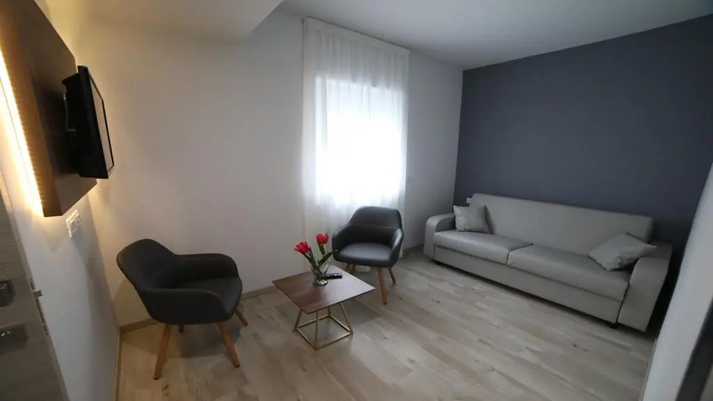 8room Hotel