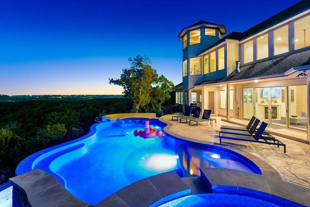 Hillside Infinity Pool Retreat