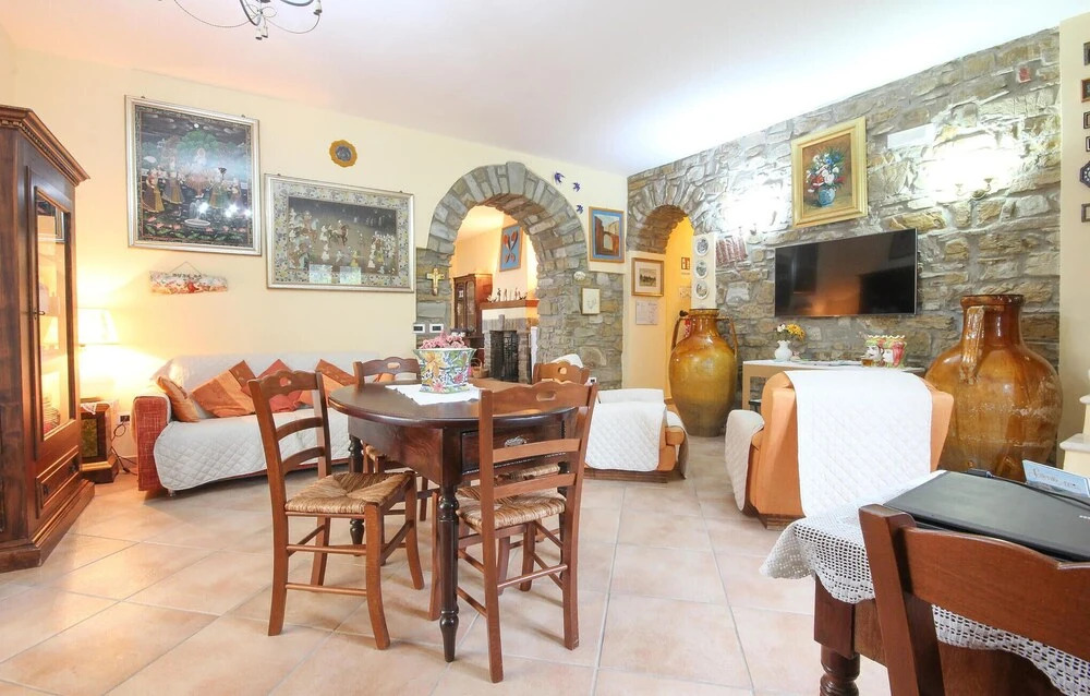 6 Bedroom Beautiful Home In Perdifumo