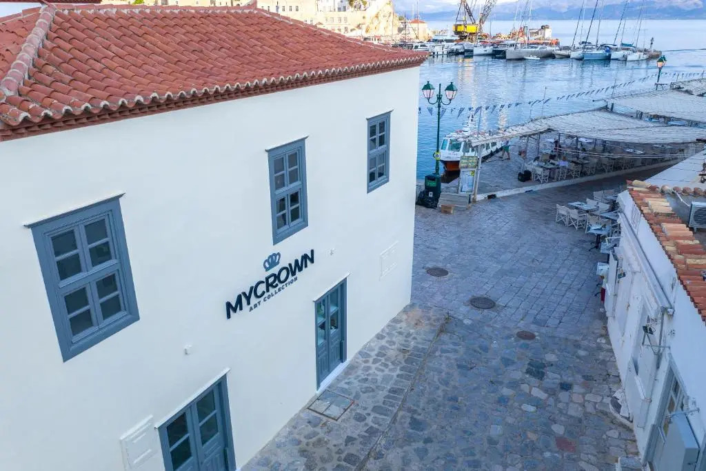MyCrown Suite, Luxurious apartment with sea view located at the port of Hydra