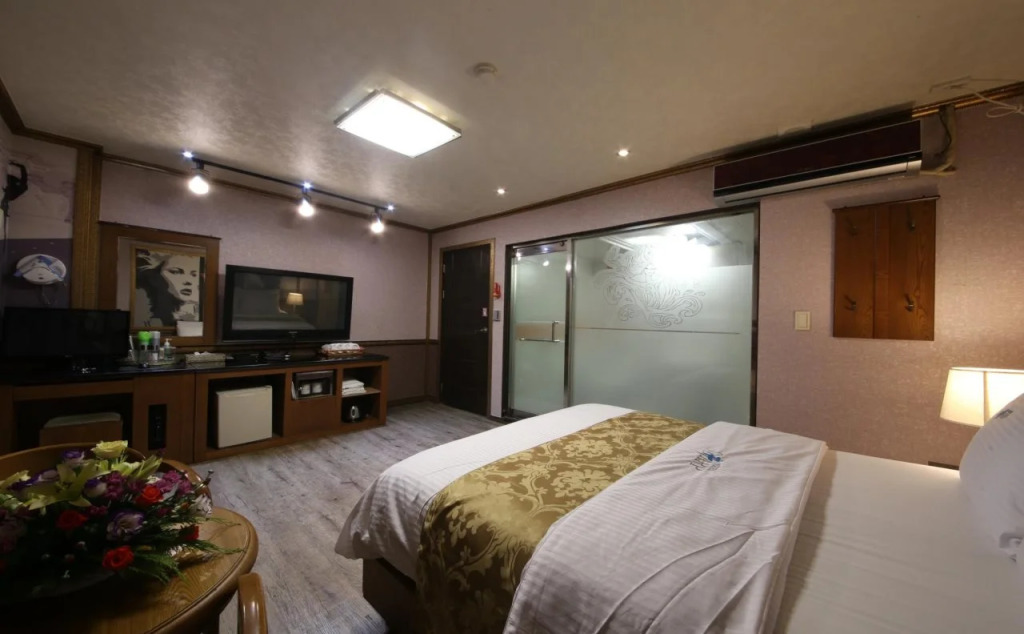 Sharp Hotel