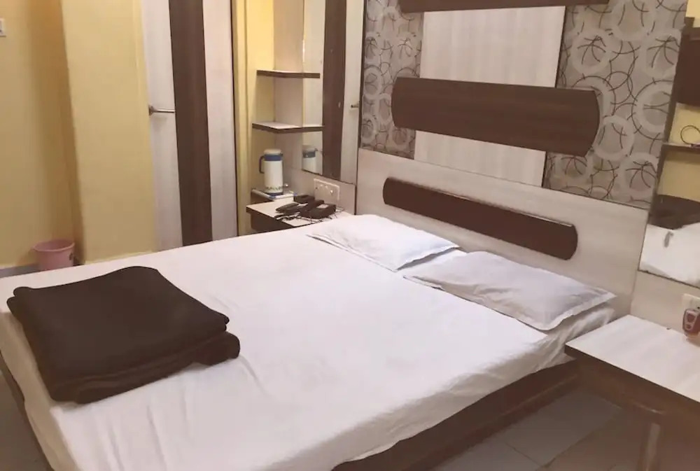 Goroomgo Pat Village Inn Indore