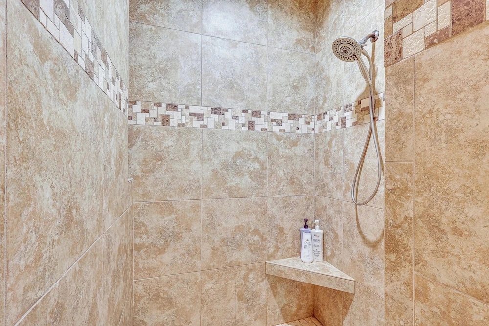 Ultimate Havasu Escape: Spacious 4BR 2 King Suites