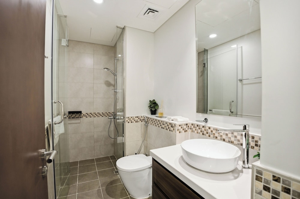 Elegant Reva 1BR - Pool & Gym