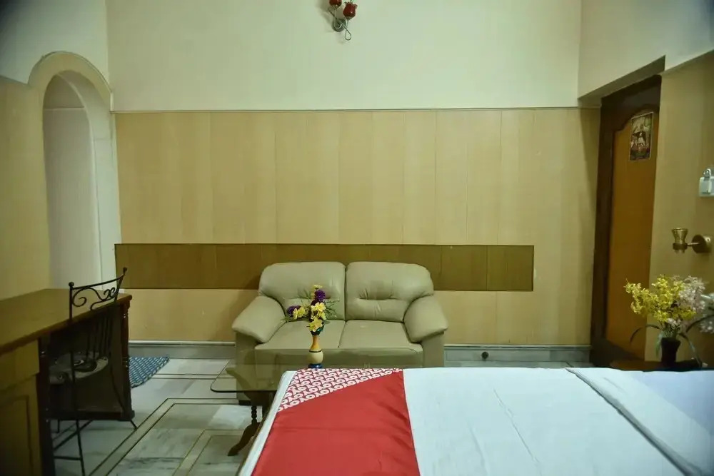 Mid City Hotel by OYO Rooms