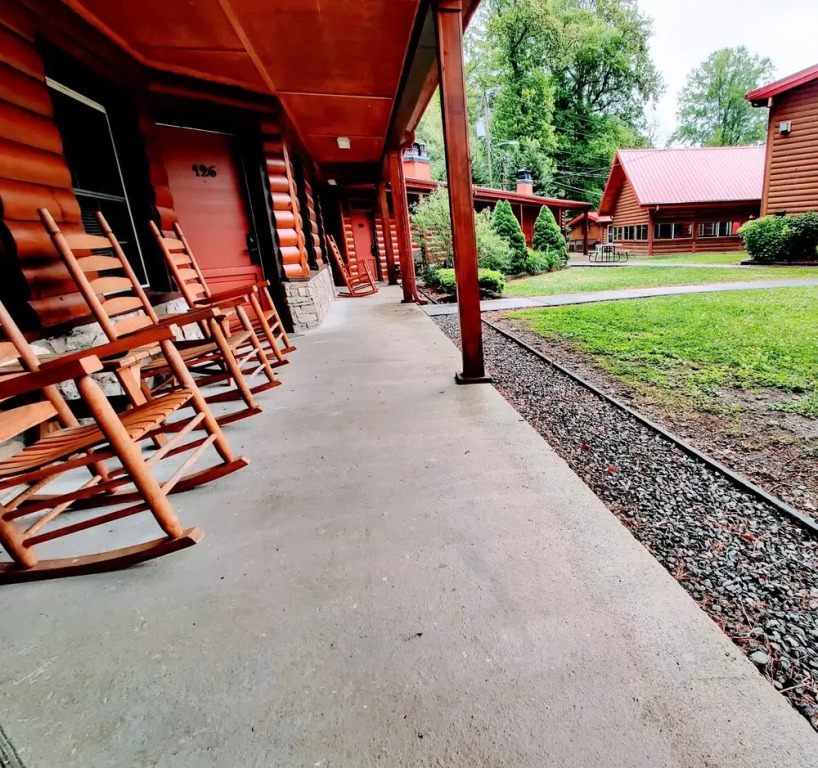 Smoky Falls Lodge