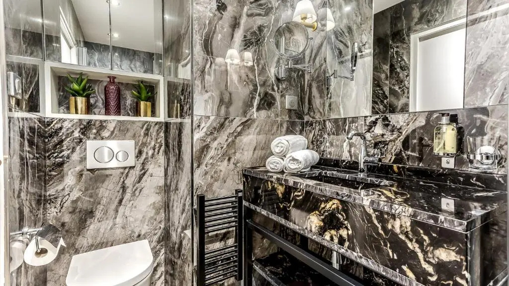 Luxury 6 Bedroom 5 bathroom Palace Apartment - Louvre View