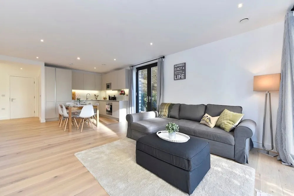 Bright, Spacious 2 bed Flat in Battersea, Sleeps 6
