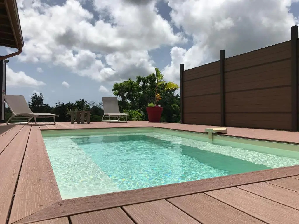 Villa neuve de standing en bois avec piscine