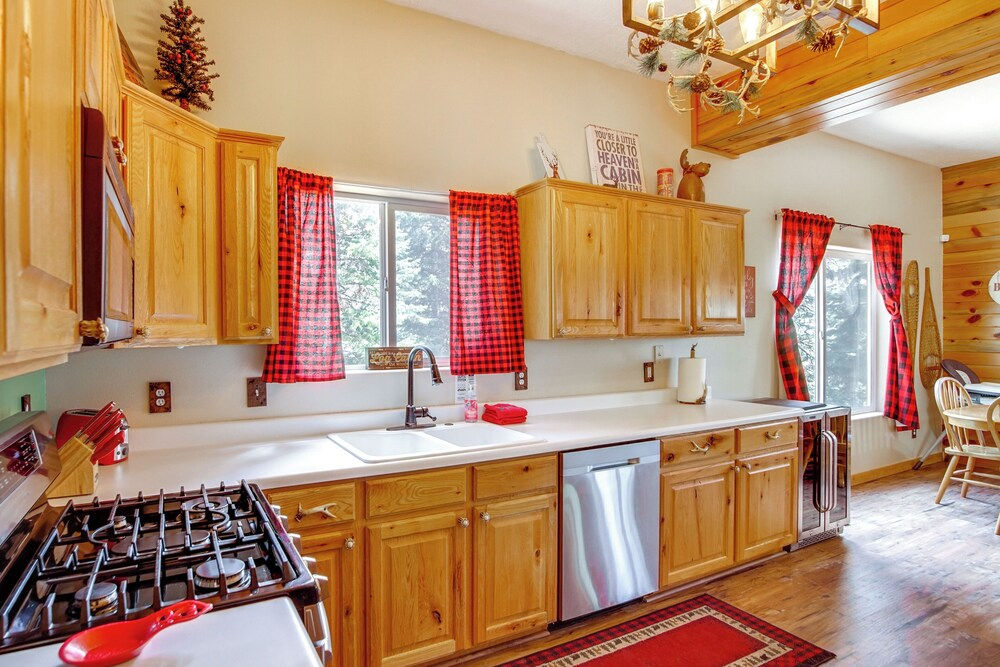Duck Creek Village Cabin Near National Forest