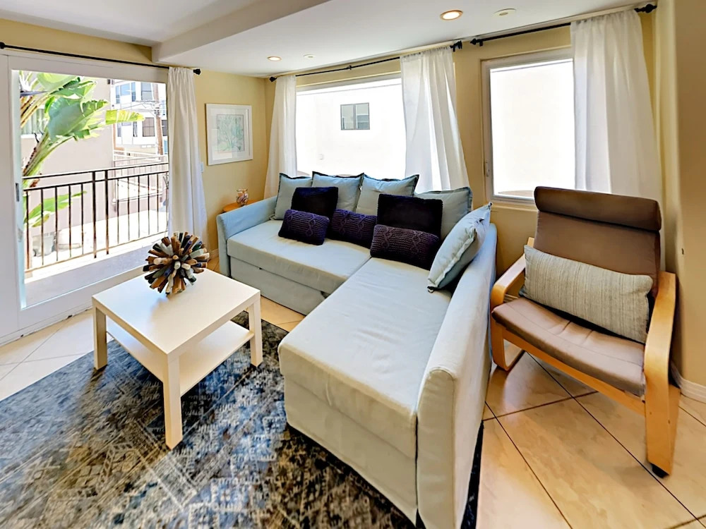 3br W/ Garage & Rooftop Deck - 1 Block To Beach 3 Bedroom Townhouse