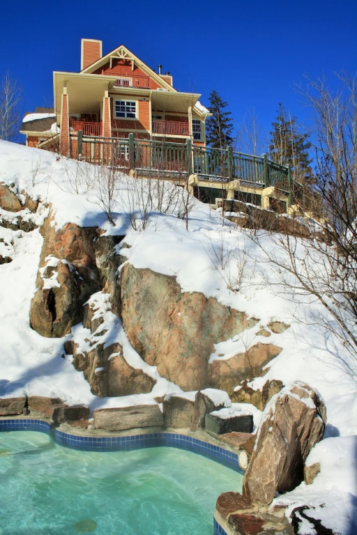 Cozy Lodge in the Mont Tremblant Ski Village